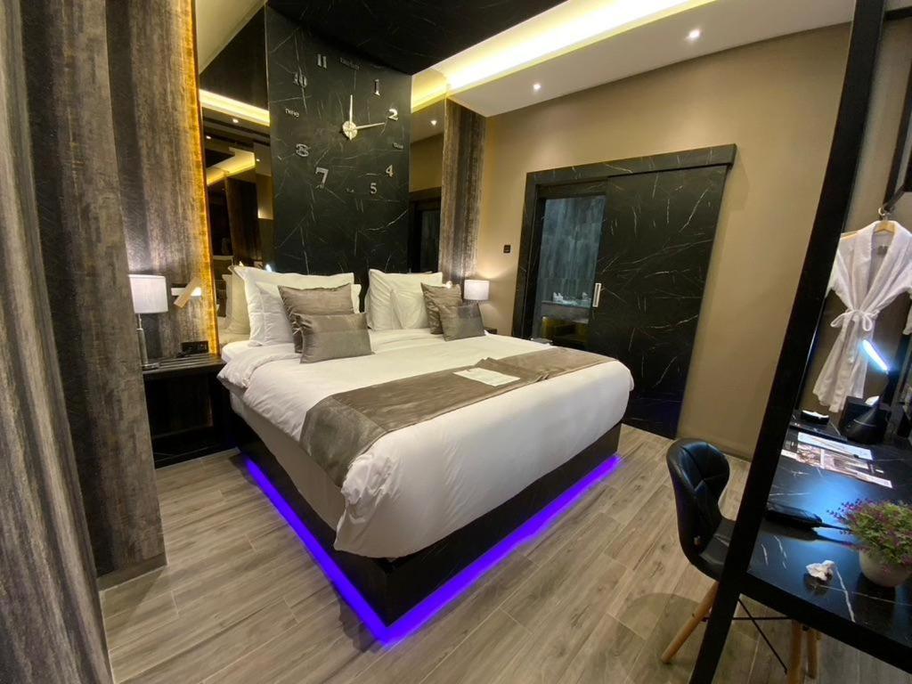 De Paris Hotel Медан Экстерьер фото